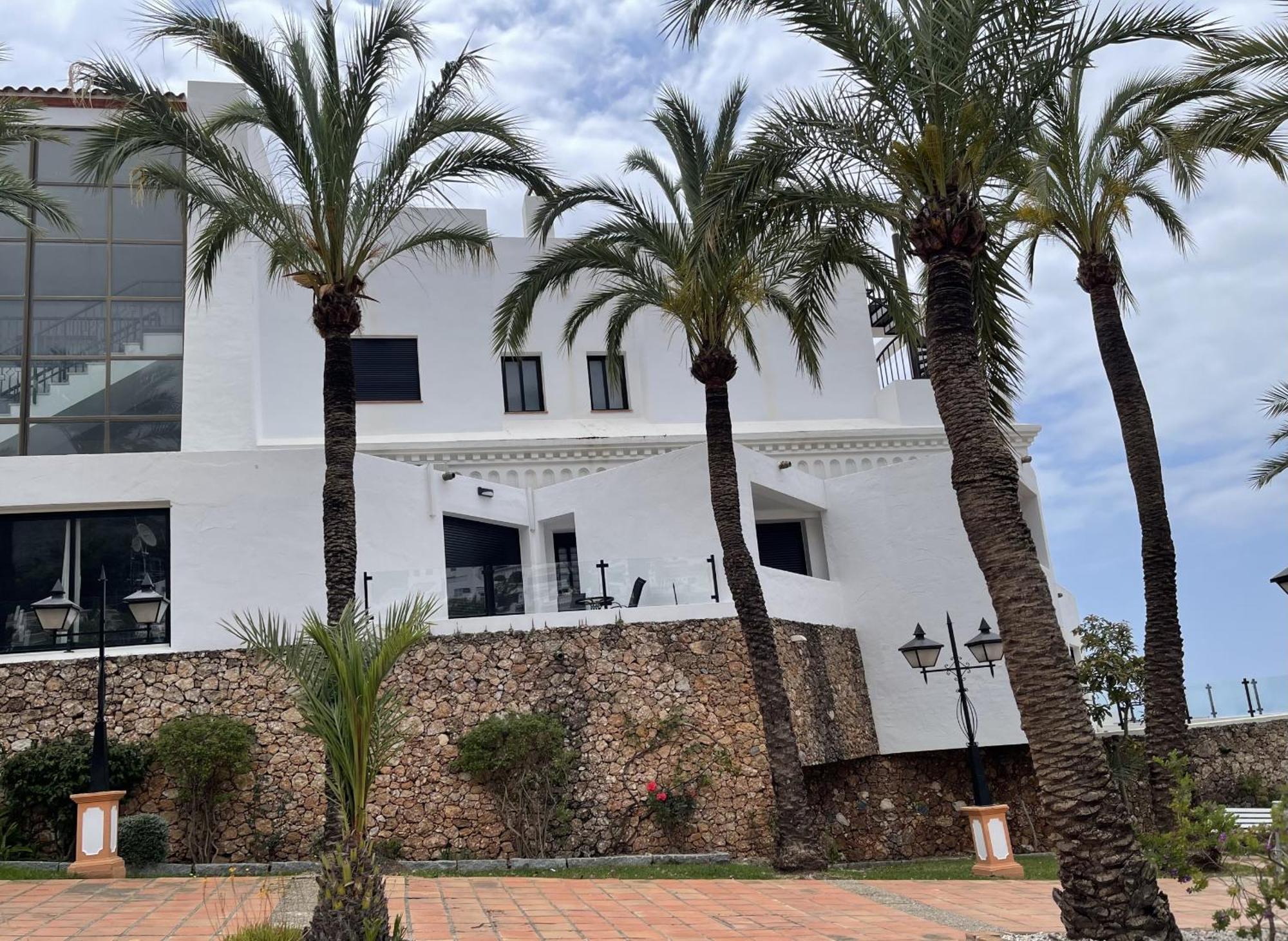 Apartamentos & Spa Torres De San Juan Нерха Экстерьер фото